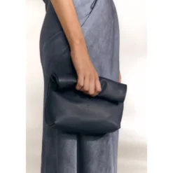 Delhi S Clutch