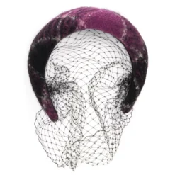 Elegant hårbøjle til håret i nuancer af lilla og sort med dekorativt mesh.