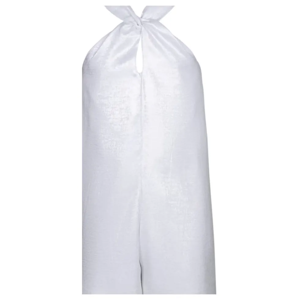 Elegant jumpsuit med krydsede stropper og skjult lynlås bagpå