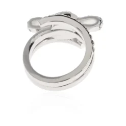 Ring med glitrende krystaller