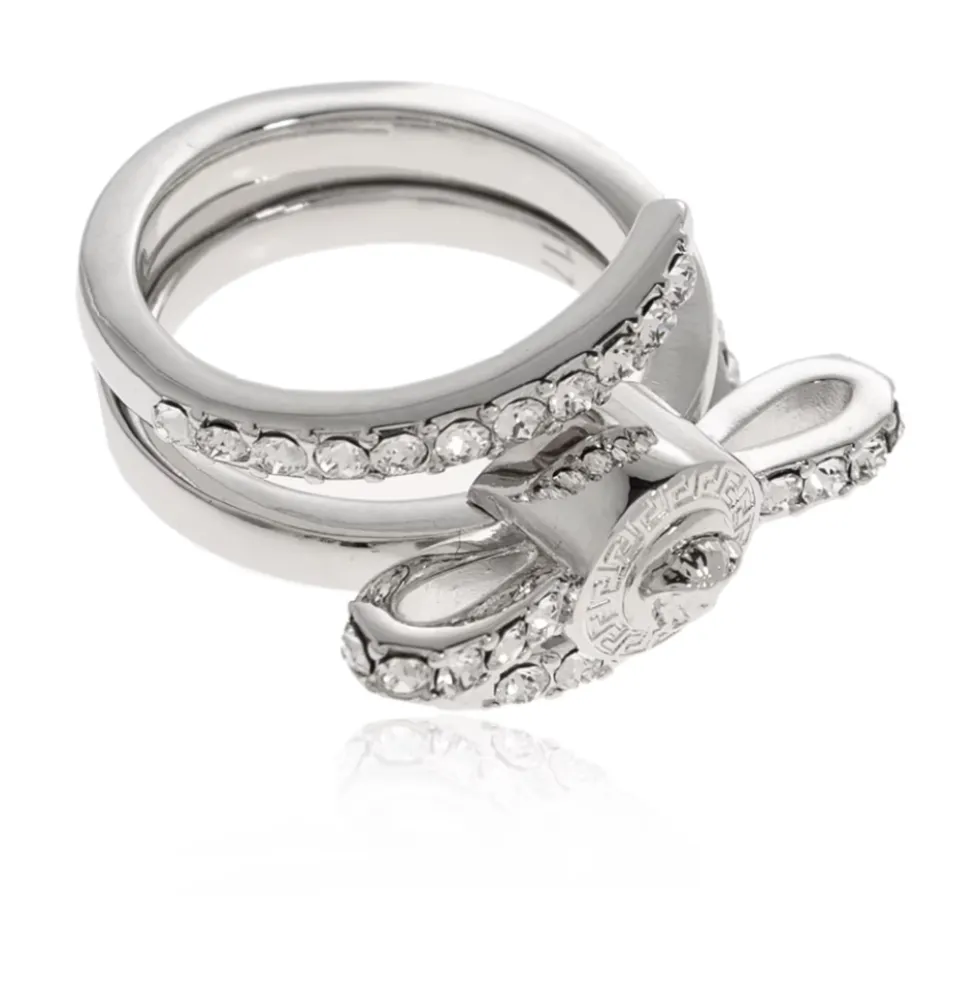 Ring med glitrende krystaller