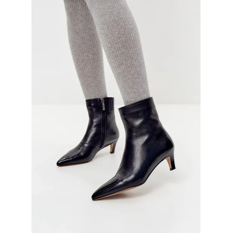 Sleek Pointed Ankelstøvle med Kitten Heel