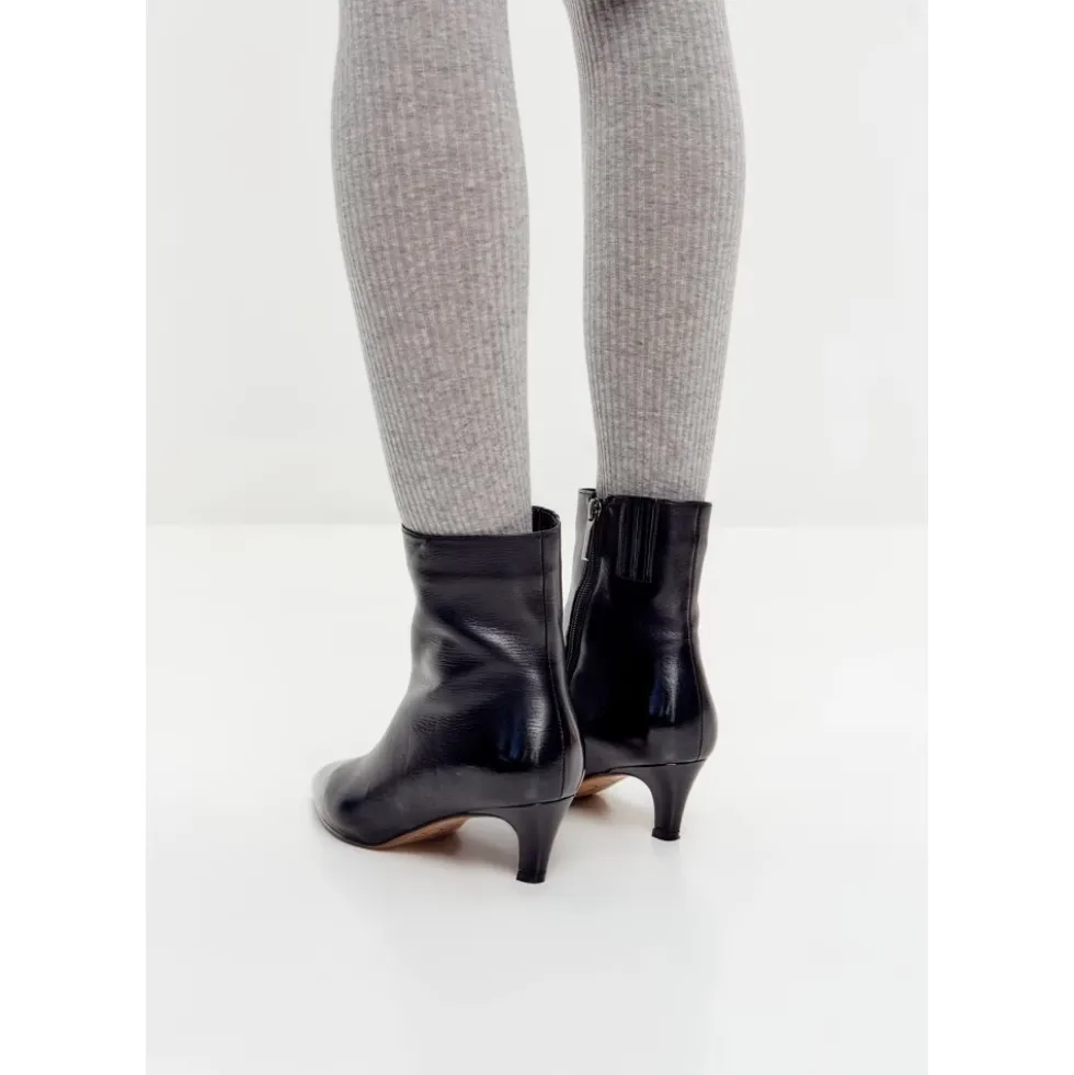 Sleek Pointed Ankelstøvle med Kitten Heel