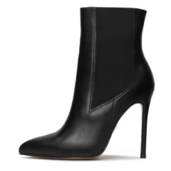 Sorte slip-on støvler med slank hæl.Dette produkt er stort i størrelsen.