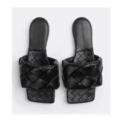Sort lædersandal med tubulær design