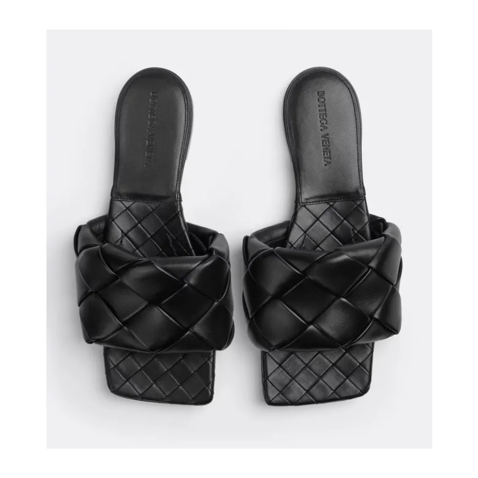 Sort lædersandal med tubulær design