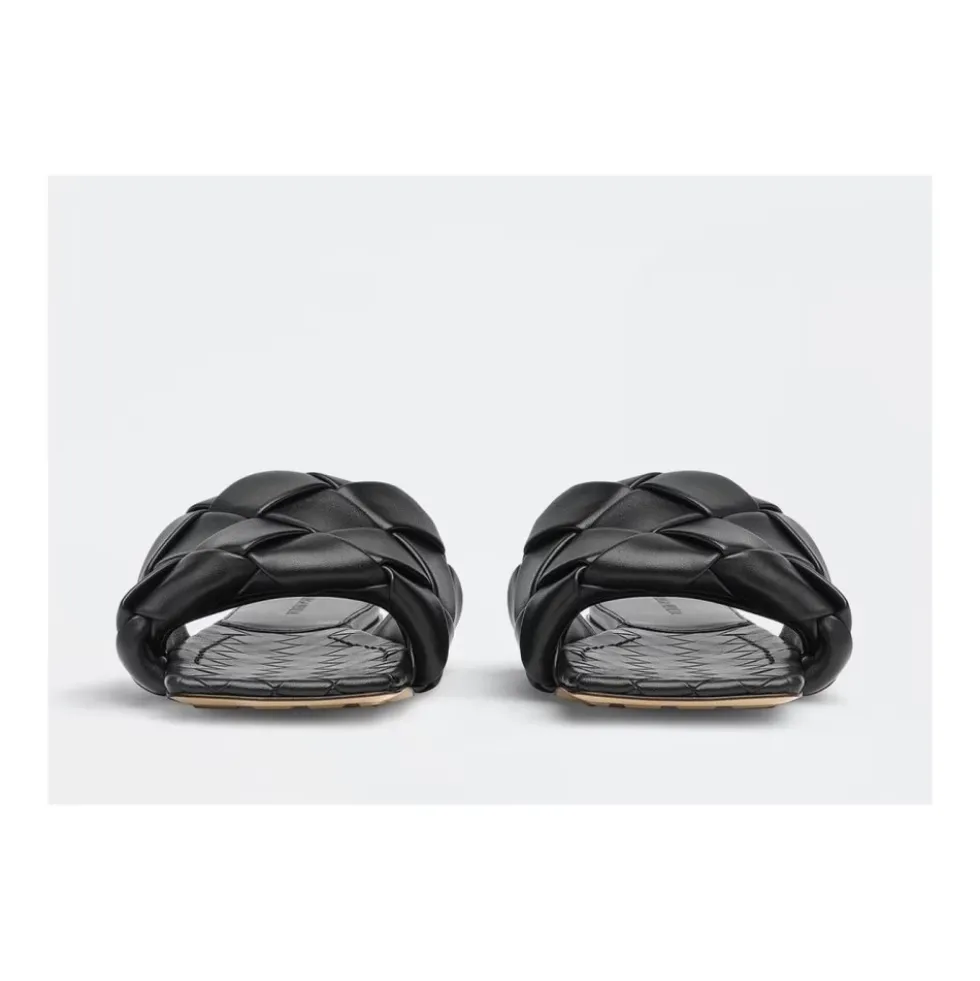 Sort lædersandal med tubulær design